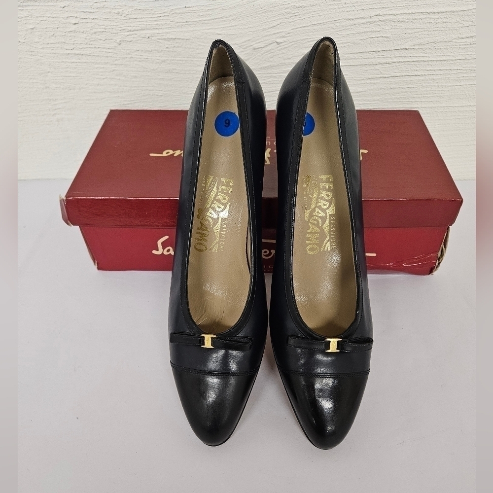 Salvatore Ferragamo Vintage Almond and Kitten Heel Pumps in Navy and Black Sz 9 - Picture 2 of 15